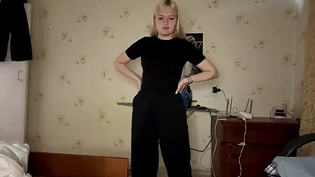 Snapshot of Sophia_Blonde chatting on May 2026 06:15:02 PM Sophia Blonde online show from May 2026 06:15:02 PM