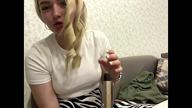 Snapshot of Sophia_Blonde chatting on May 2026 04:57:01 PM Sophia Blonde online show from May 2026 04:57:01 PM