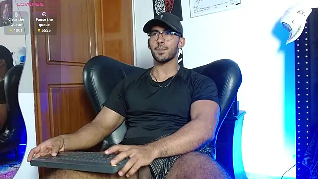 Snapshot of romanpearce_ chatting on May 2026 04:18:01 AM romanpearce online show from May 2026 04:18:01 AM