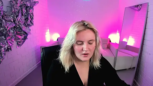 Snapshot of KathyBriggs chatting on June 2026 05:07:01 AM KathyBriggs online show from June 2026 05:07:01 AM