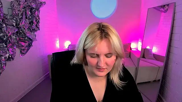 Snapshot of KathyBriggs chatting on June 2026 05:14:01 AM KathyBriggs online show from June 2026 05:14:01 AM
