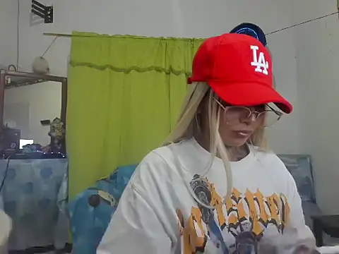 Snapshot of skinny_tyffany chatting on May 2026 05:04:02 AM skinny tyffany online show from May 2026 05:04:02 AM