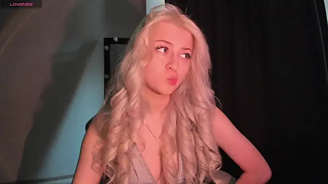 SandraSss online show from April 2026 11:00:01 AM