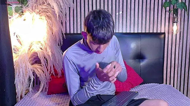 Snapshot of Tommy_Fox chatting on April 2026 12:49:01 PM Tommy Fox online show from April 2026 12:49:01 PM