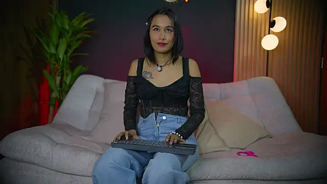 Snapshot of charlottehershel02 chatting on April 2026 01:58:02 AM charlottehershel02 online show from April 2026 01:58:02 AM