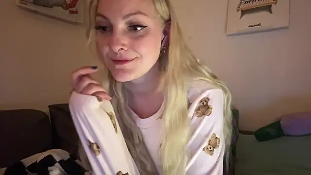 Snapshot of LoveAliceXXX chatting on April 2026 07:03:02 PM LoveAliceXXX online show from April 2026 07:03:02 PM