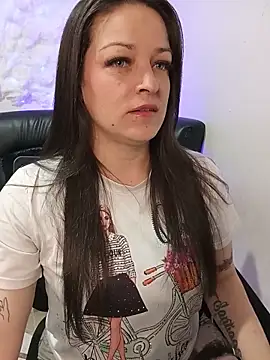 Snapshot of Isa_bluee chatting on June 2026 01:32:02 AM Isa bluee online show from June 2026 01:32:02 AM