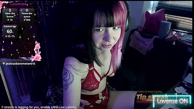 Snapshot of CutieTracer chatting on May 2026 11:06:01 AM CutieTracer online show from May 2026 11:06:01 AM