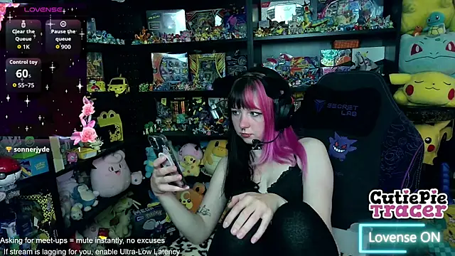 Snapshot of CutieTracer chatting on May 2026 12:12:01 PM CutieTracer online show from May 2026 12:12:01 PM