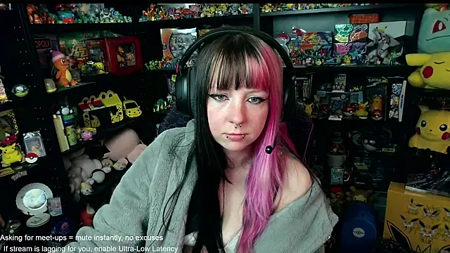 Snapshot of CutieTracer chatting on June 2026 01:47:01 PM CutieTracer online show from June 2026 01:47:01 PM