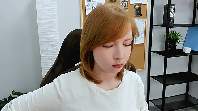 Snapshot of CherryCrushLove chatting on May 2026 06:10:02 AM CherryCrushLove online show from May 2026 06:10:02 AM