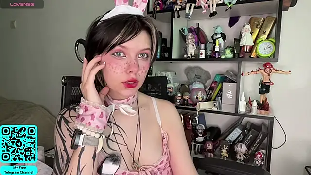 Snapshot of MadalynNosel chatting on June 2026 07:00:01 AM MadalynNosel online show from June 2026 07:00:01 AM