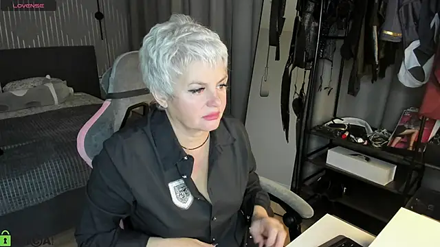 Snapshot of Linda_Zef1r chatting on April 2026 01:16:02 AM Linda Zef1r online show from April 2026 01:16:02 AM