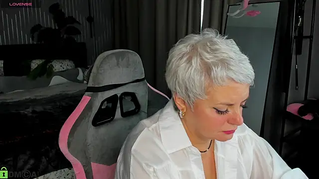 Snapshot of Linda_Zef1r chatting on May 2026 01:10:02 AM Linda Zef1r online show from May 2026 01:10:02 AM