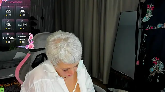 Snapshot of Linda_Zef1r chatting on May 2026 01:22:02 AM Linda Zef1r online show from May 2026 01:22:02 AM