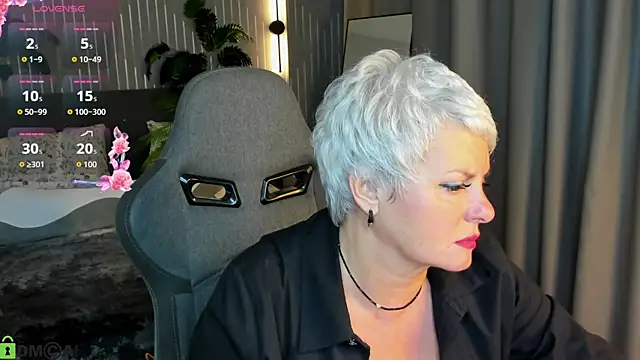 Snapshot of Linda_Zef1r chatting on May 2026 01:12:01 AM Linda Zef1r online show from May 2026 01:12:01 AM