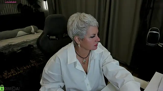 Snapshot of Linda_Zef1r chatting on May 2026 01:00:01 AM Linda Zef1r online show from May 2026 01:00:01 AM