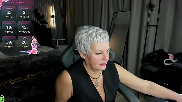 Snapshot of Linda_Zef1r chatting on May 2026 01:03:01 AM Linda Zef1r online show from May 2026 01:03:01 AM