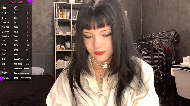 Snapshot of EmilyEmbears chatting on June 2026 06:37:02 AM EmilyEmbears online show from June 2026 06:37:02 AM
