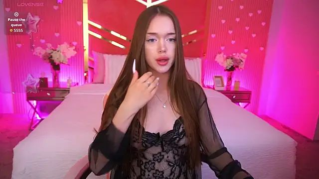 Snapshot of LunarDolly chatting on July 2026 09:00:02 AM LunarDolly online show from July 2026 09:00:02 AM