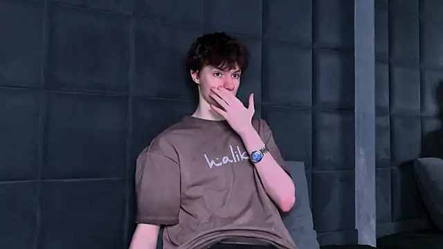 Snapshot of EdwardHogan chatting on April 2026 04:29:01 PM EdwardHogan online show from April 2026 04:29:01 PM