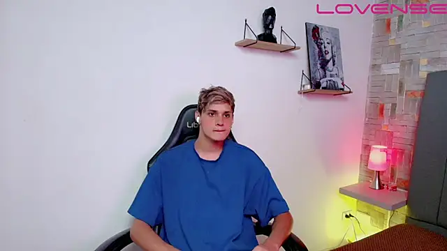 flaquito    online show from April 2026 08:28:02 PM