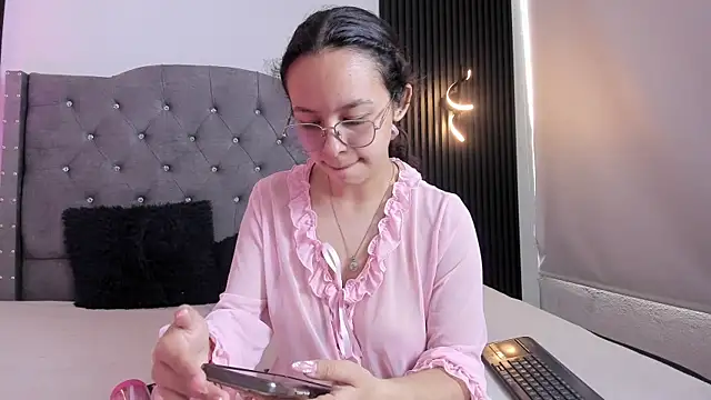 Snapshot of DaphneValucci chatting on May 2026 08:14:01 PM DaphneValucci online show from May 2026 08:14:01 PM
