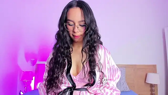 Snapshot of DaphneValucci chatting on May 2026 07:55:02 PM DaphneValucci online show from May 2026 07:55:02 PM