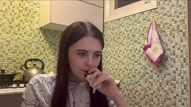 Snapshot of KikiAmino chatting on April 2026 07:07:02 PM KikiAmino online show from April 2026 07:07:02 PM