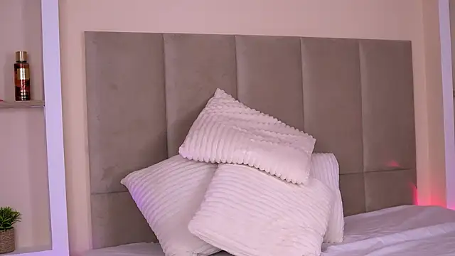 Snapshot of Amoraluxee chatting on May 2026 05:57:02 AM Amoraluxee online show from May 2026 05:57:02 AM
