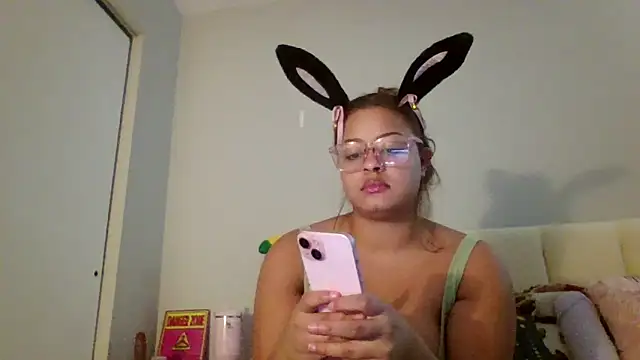 Snapshot of madzbailey chatting on April 2026 04:46:01 AM madzbailey online show from April 2026 04:46:01 AM