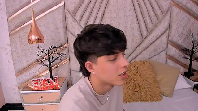 DamiaanXx online show from June 2026 04:33:01 PM