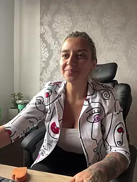 Snapshot of Isabella_varella- chatting on June 2026 12:53:02 PM Isabella varella- online show from June 2026 12:53:02 PM