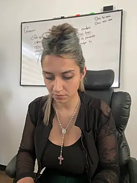 Snapshot of Isabella_varella- chatting on July 2026 01:57:01 PM Isabella varella- online show from July 2026 01:57:01 PM