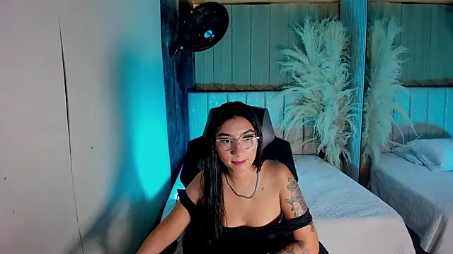 Snapshot of KendallMeyers chatting on April 2026 04:56:01 AM KendallMeyers online show from April 2026 04:56:01 AM