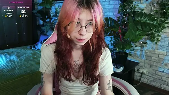 Snapshot of Alice_Nyx chatting on July 2026 08:33:01 PM Alice Nyx online show from July 2026 08:33:01 PM