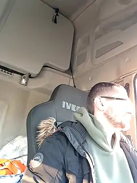 jozsi1995 online show from April 2026 04:57:02 AM