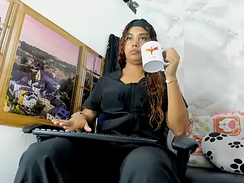 Snapshot of EllyBloom chatting on May 2026 01:38:01 PM EllyBloom online show from May 2026 01:38:01 PM