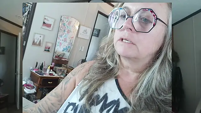Snapshot of Blondejenn chatting on April 2026 05:26:01 PM Blondejenn online show from April 2026 05:26:01 PM