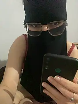 Snapshot of Riham_ri chatting on April 2026 02:00:02 PM Riham ri online show from April 2026 02:00:02 PM