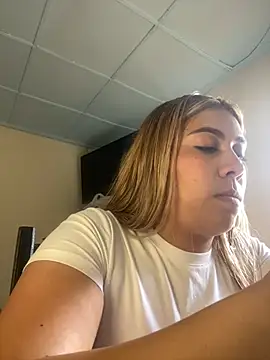 Snapshot of _BellaSmith_ chatting on July 2026 02:55:01 PM BellaSmith online show from July 2026 02:55:01 PM