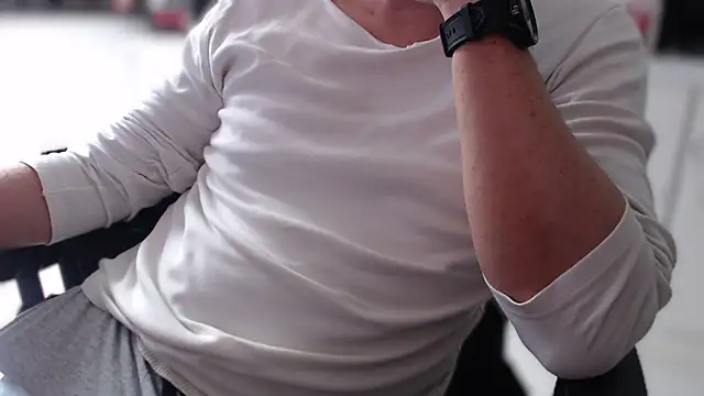 RoyXxx7 online show from April 2026 09:03:02 AM