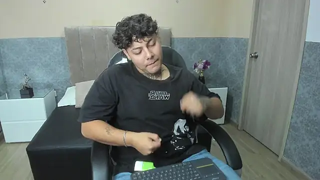 Snapshot of DAMON_SALVATTORE chatting on April 2026 03:34:01 AM DAMON SALVATTORE online show from April 2026 03:34:01 AM