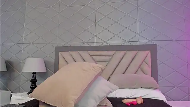 Snapshot of EvonnyMilk chatting on April 2026 04:18:02 AM EvonnyMilk online show from April 2026 04:18:02 AM