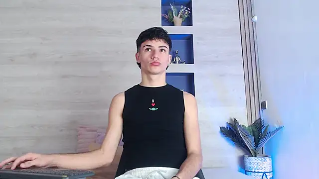 Snapshot of Logan_Steel chatting on July 2026 04:15:01 AM Logan Steel online show from July 2026 04:15:01 AM