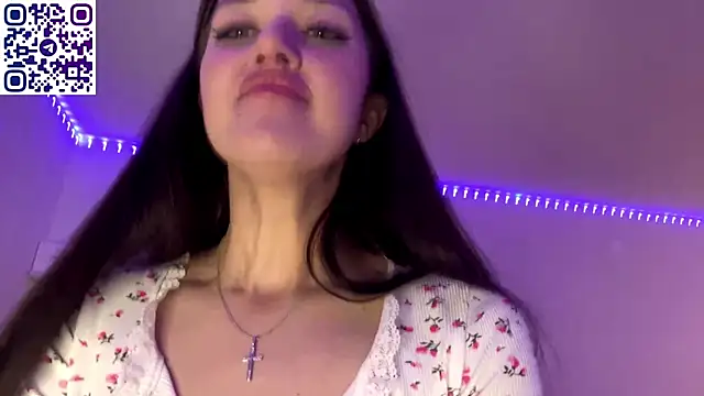 Snapshot of SophieLaine chatting on May 2026 06:24:01 PM SophieLaine online show from May 2026 06:24:01 PM