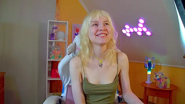 Snapshot of HannahHollis chatting on April 2026 06:22:01 AM HannahHollis online show from April 2026 06:22:01 AM