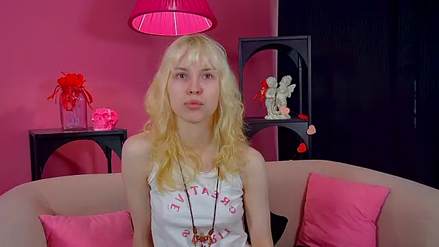 Snapshot of HannahHollis chatting on May 2026 06:19:02 AM HannahHollis online show from May 2026 06:19:02 AM