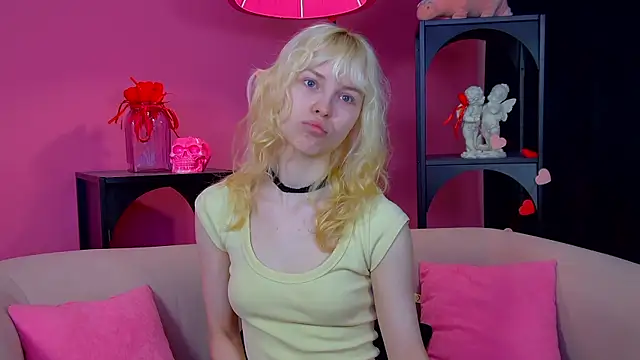 Snapshot of HannahHollis chatting on May 2026 06:10:02 AM HannahHollis online show from May 2026 06:10:02 AM