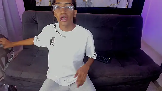 triiangel latinboy online show from May 2026 12:35:01 PM